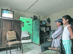 Para Juan Manuel Sandoval, la televisión es su único medio de información y diversión. A partir de hoy no cuenta con la señal libre.  /