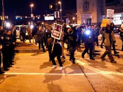 Los inconformes marcharon coreando consignas desarrolladas en los últimos meses, como 'sin justicia no hay paz'. AFP / R. Carr