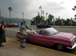 Turistas en una avenida de la Vieja Habana, la zona más antigua de la capital cubana. AFP / Y. Lage