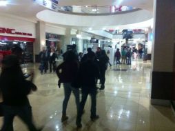 Algunos asistentes aceptaron la recomendación de suspender la premier y se fueron resignados a sus casas. EL INFORMADOR / H. Navarro