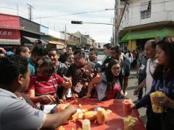 Un vendedor ambulante arroja fruta a un inspector del Ayuntamiento tapatío. EL INFORMADOR / R. Tamayo
