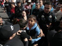 Policías detuvieron a uno y decomisaron un puesto de fruta al detener a 17 ambulantes que querían instalarse. EL INFORMADOR / R. Tamayo