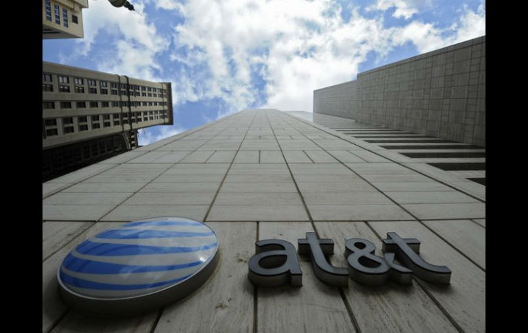 AT&T será concesionario para usar, aprovechar y explotar bandas de frecuencia. EFE / ARCHIVO