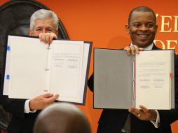 El secretario de Comunicaciones y Transportes, Gerardo Ruiz Esparza suscribe el acuerdo con su par estadounidense Anthony Foxx. TWITTER / @EmbamexEUA