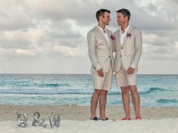 La dependencia federal publica una fotografía de una pareja de dos hombres que, abrazados, simulan contraer nupcias. FACEBOOK / Secretaría de Turismo