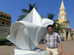 Vélez explicó que su obra es producto de toda una vida dedicada al arte. EFE / R. Maldonado