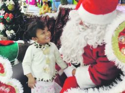 Fany es ahora la feliz poseedora de una fotografia con Santa Claus, a quien le dijo directamente  lo que realmente quiere esta Navidad. EL INFORMADOR / E. Barrera