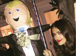 'Un amigo americano me dio esta piñata de Donald como un regalo de Navidad', explica la actriz en la fotografía. INSTAGRAM / salmahayek