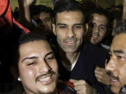 Rafael Márquez avanzó con dificultad entre la turba de admiradores que no reparó en sacrificios para darle la bienvenida. MEXSPORT / C. de Manchena