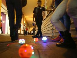 En 16 de Septiembre y Juárez se ofertaban ayer en la noche trompos luminosos y baterías para celular. EL INFORMADOR / M. Vargas