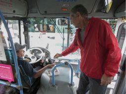 Aristóteles Sandoval afirma que los conductores del transporte público están preparados para implementar el prepago el próximo año. EL INFORMADOR / F. Atilano
