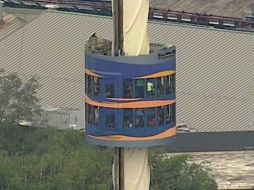 Se detuvo cuando había recorrido aproximadamente una cuarta parte de su viaje hacia la cima de la torre con 50 visitantes a bordo. AP /