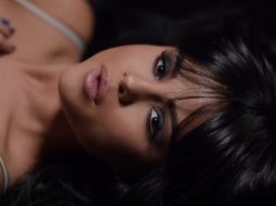 La intérprete protagoniza el clip junto al modelo Christopher Mason. ESPECIAL / selenagomez.com