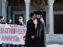 'El amor no es un pecado', rezaba una de las pancartas, mientras que dos hombres vestidos de curas se besaban frente al templo. AFP / L. Gouliamaki