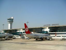 Tras el estallido, las medidas de seguridad se reforzaron en las cercanías del aeropuerto. ESPECIAL /