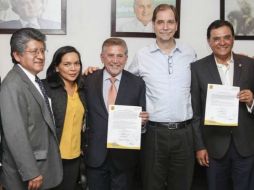 Los aspirantes a la candidatura y Agustín Basave, presidente del partido, tras suscribir el pacto. TWITTER / @PRDOax