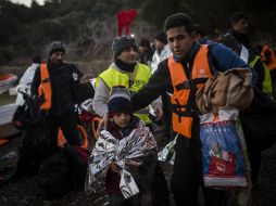 Cerca de 21 inmigrantes son rescatados después de naufragar el bote en el que viajaban a través del mar Egeo. AP / S. Palacios