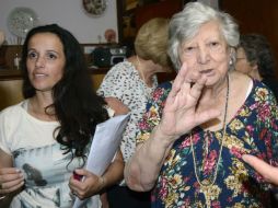 María Isabel Chorobik de Mariani, una de las fundadoras de la organización, y la joven que presentó como su nieta este viernes. EFE / ARCHIVO