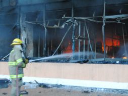 El incendio afectó a 10 puestos ambulantes, dos motocicletas, un par de vehículos pick up, un departamento y tres locales comerciales. NTX / ARCHIVO