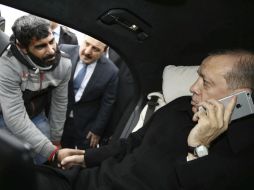 El presidente no salió del vehículo en el que iba, pero conversó con el hombre. EFE / Especial