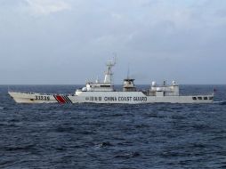Una embarcación armada de la Guardia Costera china ingresa a sus aguas territoriales frente a islas reclamadas por los dos países. AFP / Japan Coast Guard