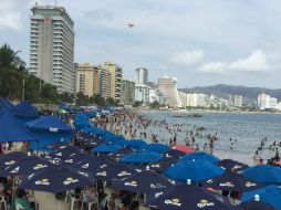 El grupo va encabezado por familiares y amigos, quienes portan pequeños carteles con fotografías de estudiantes. NTX / ARCHIVO