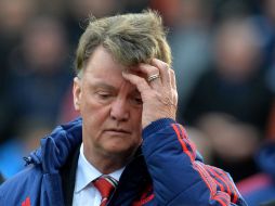 Al técnico holandés Louis Van Gaal sólo le sirve una victoria ante los Bleus si quiere conservar el puesto de entrenador. AFP / P. Ellis