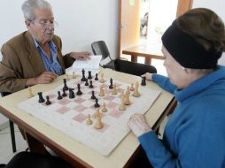 Una acción para reducir el riesgo de padecer la enfermedad es completar un rompecabezas y jugar ajedrez. EL INFORMADOR / ARCHIVO