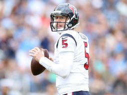 Brandon Weeden hizo el primer acarreo de anotación en su vida y generó otros dos touchdowns con sus pases. AFP / A. Lyons