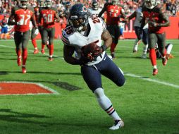 Ka'Deem Carey atrapó un pase de touchdown de Jay Cutler y anotó también mediante un acarreo de una yarda. AFP / C. McBride