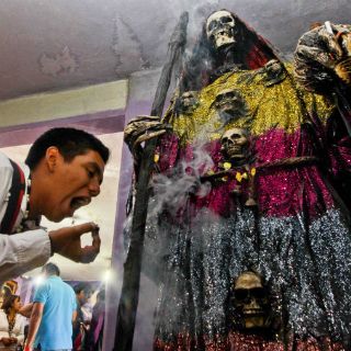 Más de mil honran a la Santa Muerte en Tultitlán