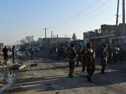 Fuerzas de seguridad afganas vigilan los alrededores del sitio del atentado. AFP / S. Marai