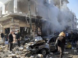 Policías inspeccionan el lugar en donde sucedieron los atentados. EFE /