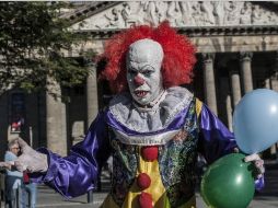 Cambio de giro. Pedro antes vendía juguetes pero ahora aterra en las calles del Centro tapatío. EL INFORMADOR / R. Tamayo