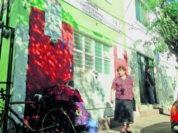 María Guadalupe (derecha) padece el cierre de la farmacia del Hospitalito, donde surten las recetas del Seguro Popular. EL INFORMADOR / A. Cárdenas