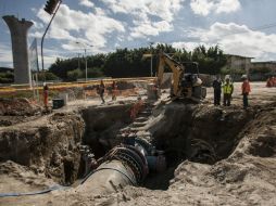 El tubo de 72 pulgadas fue desviado entre las torres que soportará la nueva línea del Tren Ligero. EL INFORMADOR / R. Tamayo