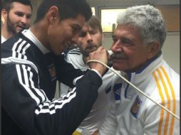 Hugo Ayala fue el encargado de quitarle el bigote al estratega. TWITTER / @TigresOficial