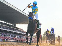'American Pharoah' (montado por el jockey mexicano Víctor Espinoza), finalmente, se abrió paso. ESPECIAL /