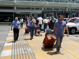 Personal capacitado trabaja en el lugar para registrar en el paquete y, en su defecto, desactivar el explosivo. EL INFORMADOR / A. Camacho