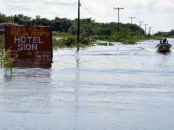 Habitantes levantaron un muro de contención para evitar la inundación total del pueblo. AFP / N. Duarte