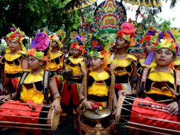Un grupo de niños espera para participar en la celebración del Año Nuevo en Denpasar, en la isla indonesia de Bali. AFP / S. Tumbelaka