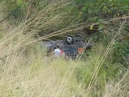 Al parecer la camioneta tipo pick-up cayó al menos 20 metros por un desnivel que se ubica en el lugar. TWITTER / @UMPCyBZ