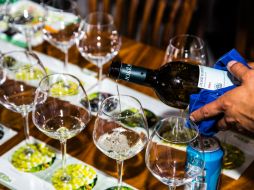 Aconsejan limitar la ingesta de las bebidas alcohólicas y tomar un vaso de agua entre cada copa. EL INFORMADOR / ARCHIVO