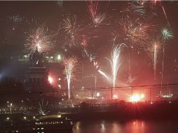 Fuegos artificiales iluminan el cielo en Koblenz, Alemania, durante las celebraciones de Año Nuevo. EFE / T. Frey