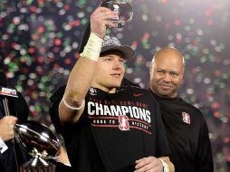 McCaffrey (i) jugó de manera sublime en su debut en el tazón de mayor antigüedad. AFP / H. How