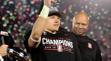 McCaffrey (i) jugó de manera sublime en su debut en el tazón de mayor antigüedad. AFP / H. How