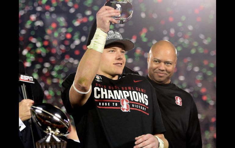 McCaffrey (i) jugó de manera sublime en su debut en el tazón de mayor antigüedad. AFP / H. How