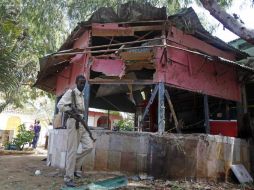 Un soldado recorre el restaurante afectado. AP / F. Abdi Warsameh