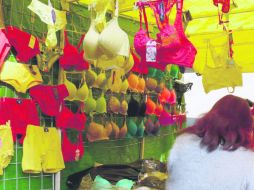 Cada año la vecina no perdonaba la compra de unos calzones rojos y apenas pasadas las campanadas, se salía a la calle a enseñarlos. EL INFORMADOR / ARCHIVO