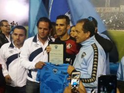 Al capitán rojinegro le fue entregada una placa conmemorativa y le hicieron el pasillo los jugadores. TWITTER / @atlasfc